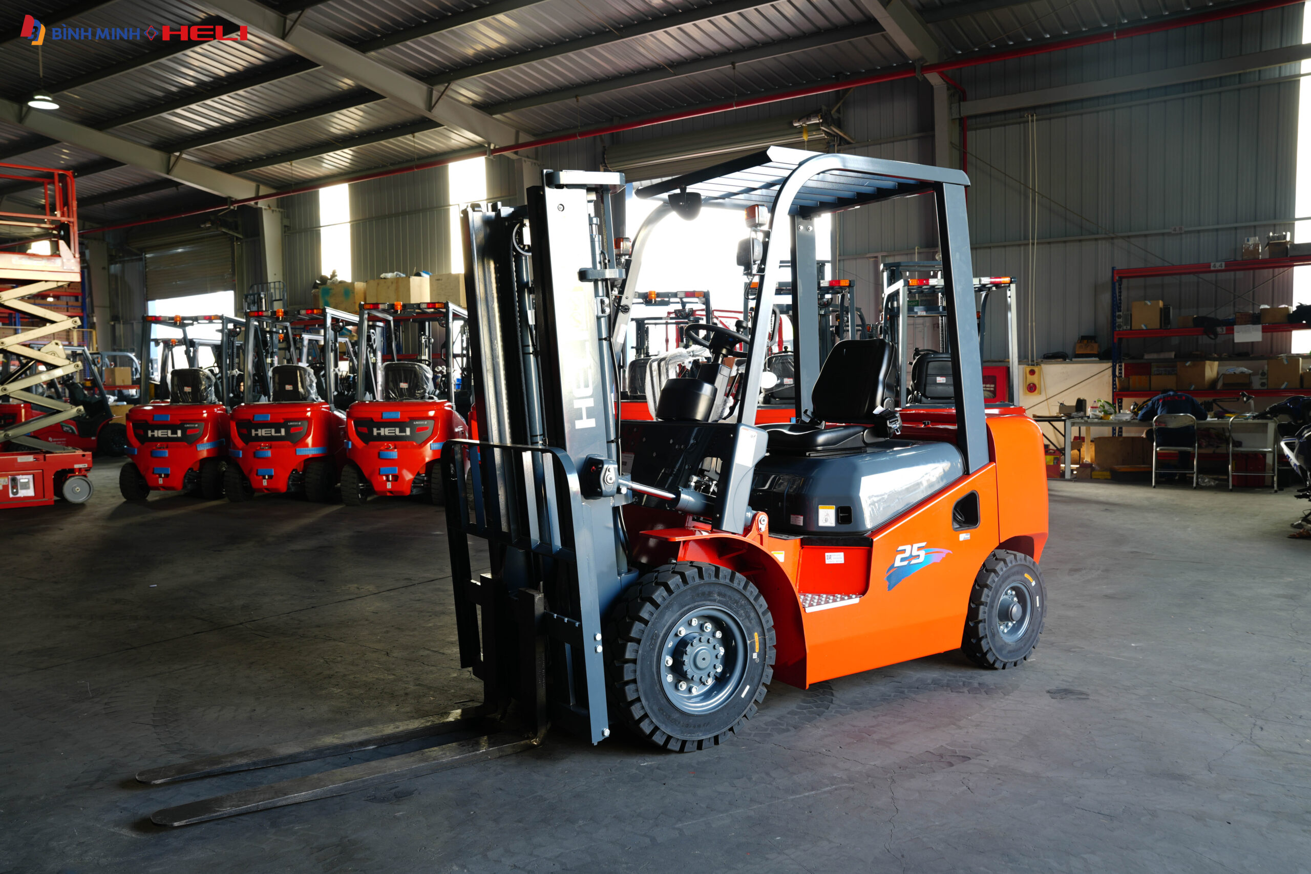 Xe nâng dầu 2,5 tấn mới 100%
