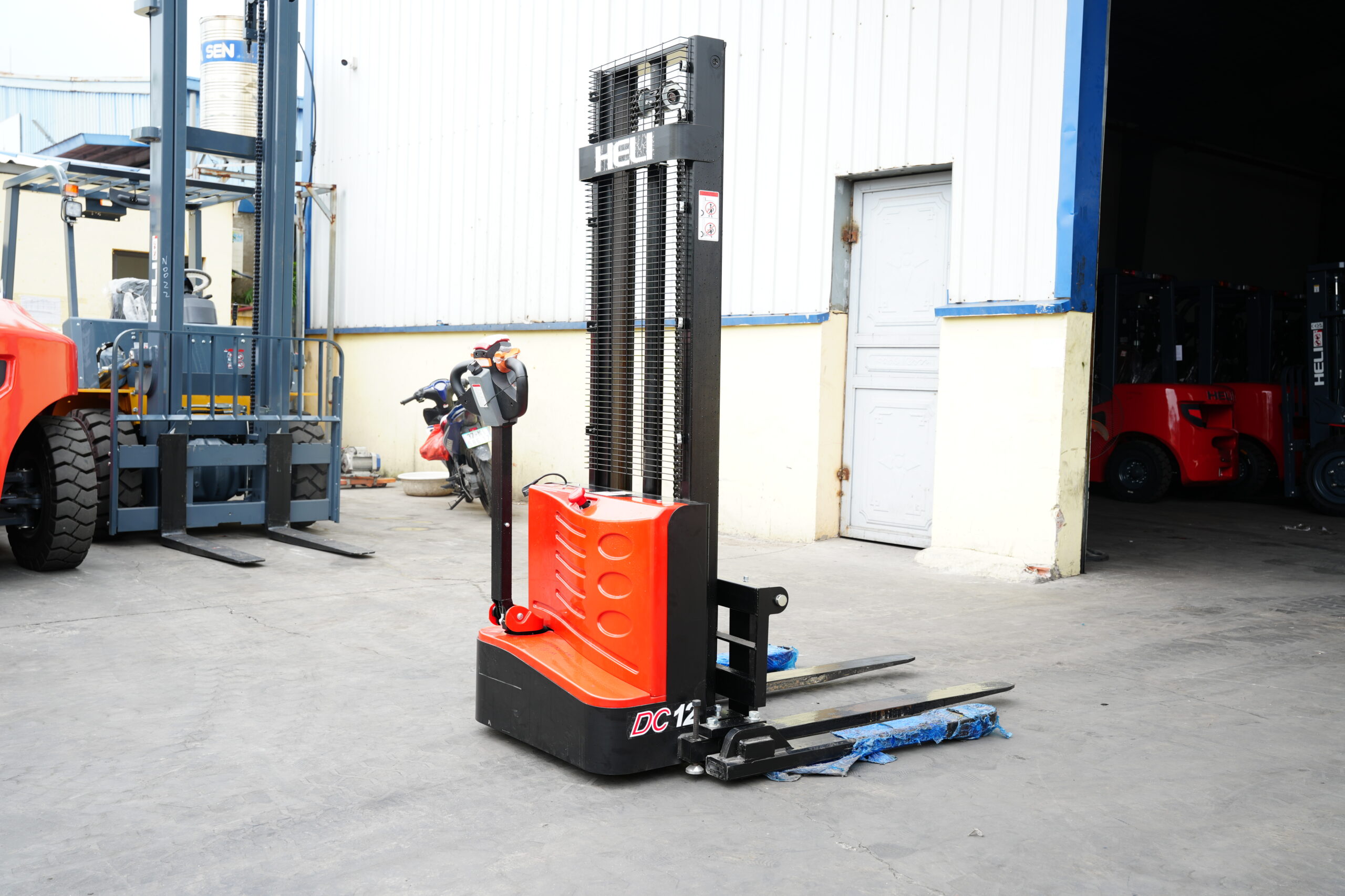 Xe Nâng Tay Điện 1.2 Tấn Pin Lithium Mới 100%