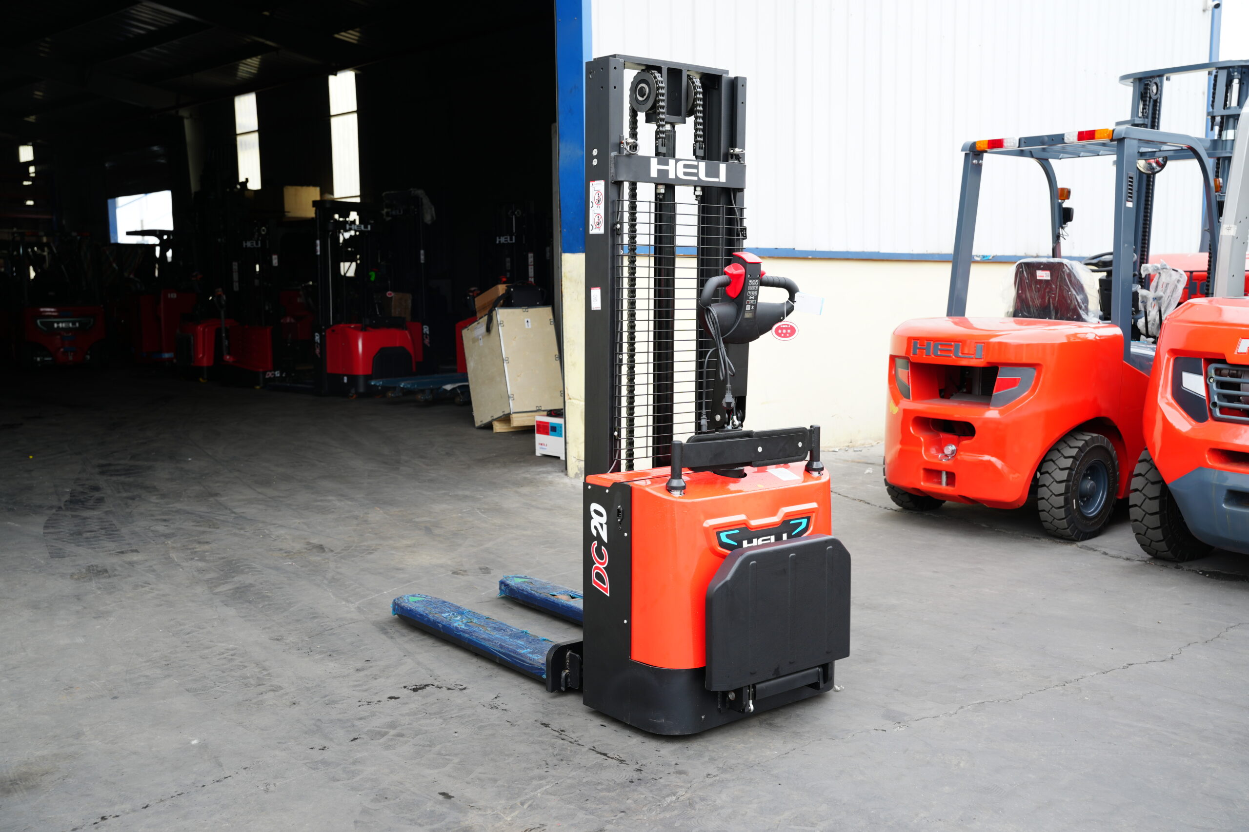 Xe Nâng Điện Đứng Lái 2 Tấn Có Bàn Đứng
