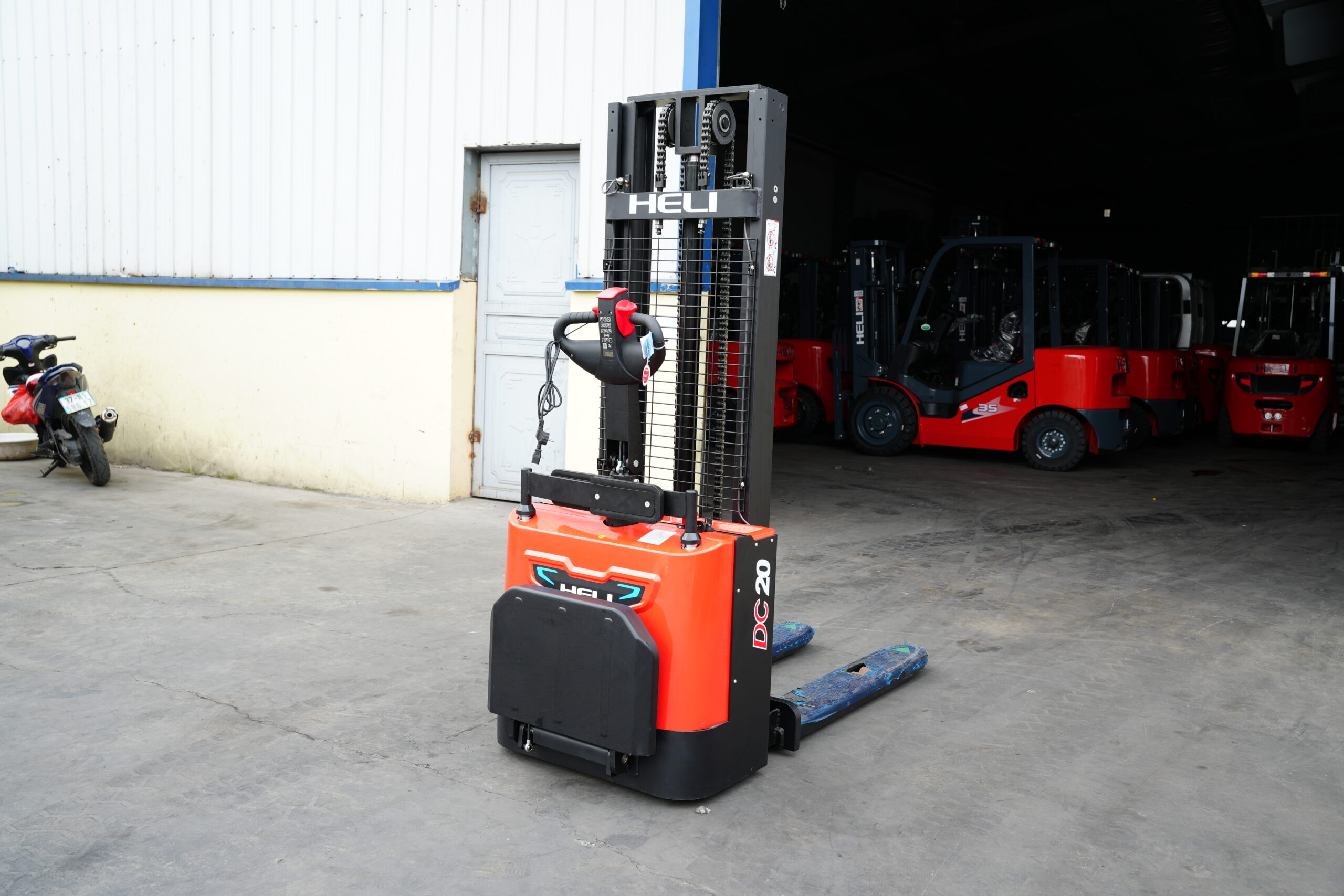 Xe Nâng Điện Đứng Lái 2 Tấn Có Bàn Đứng