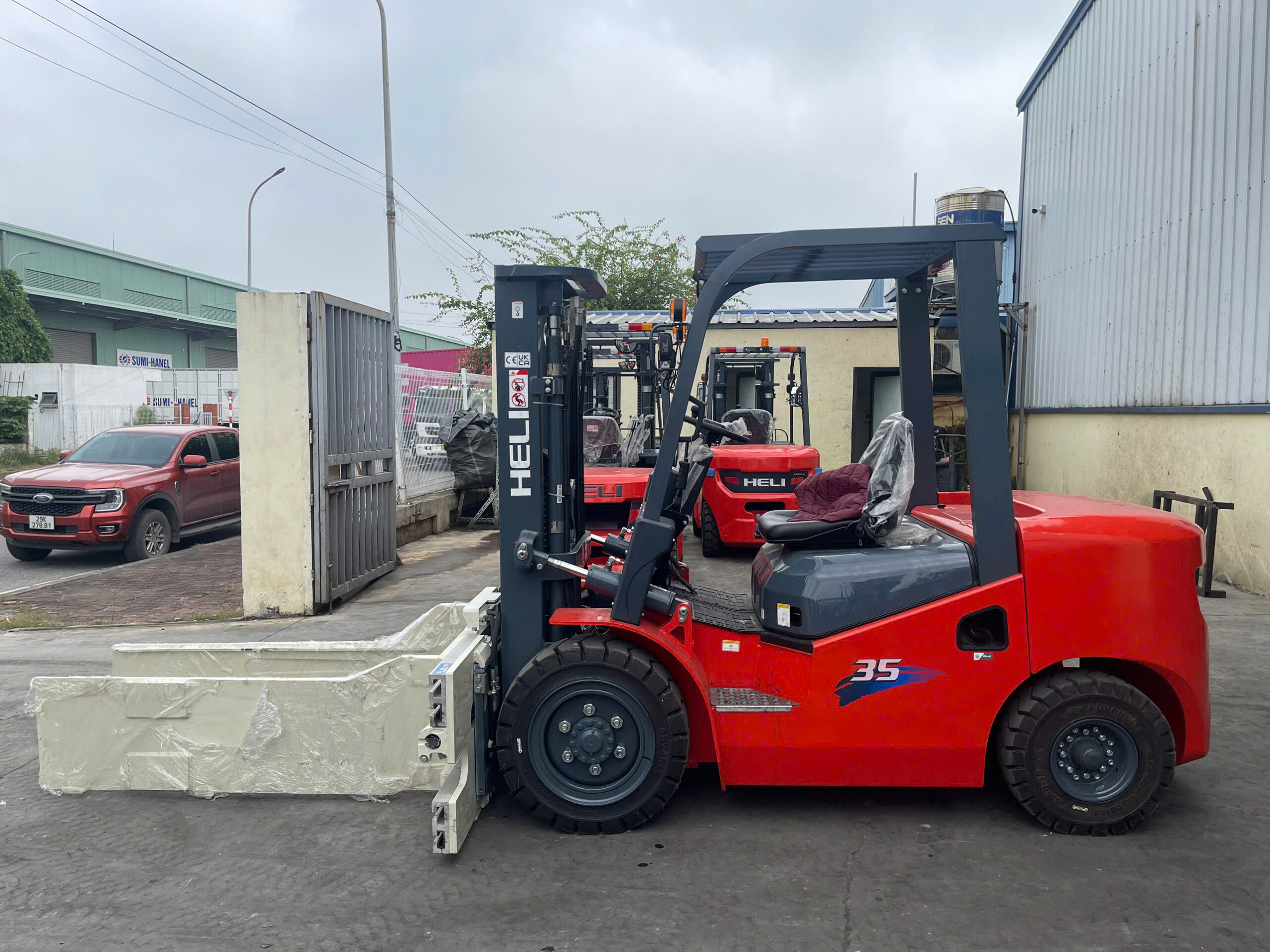Xe nâng dầu lắp kẹp vuông