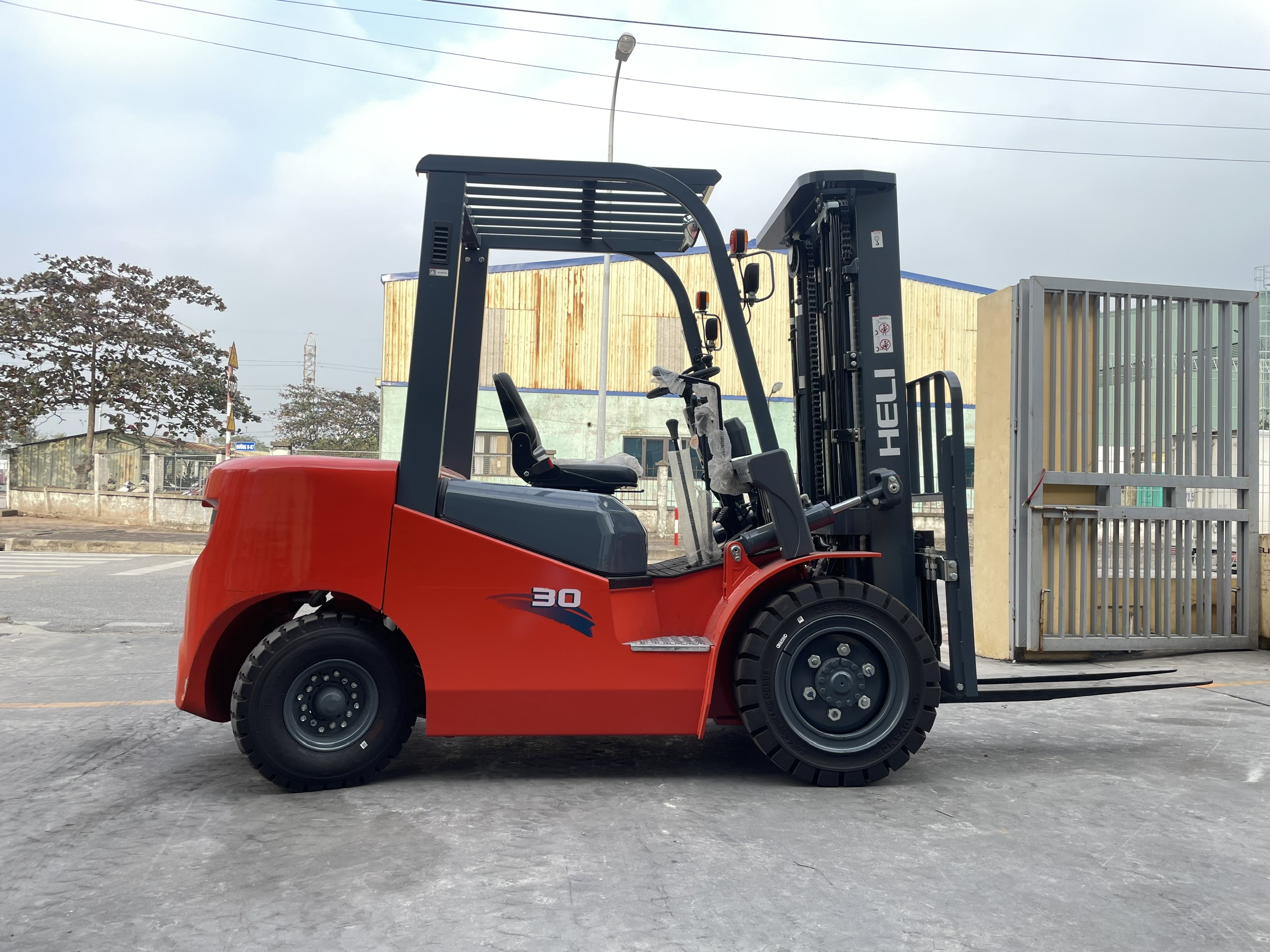 Xe nâng số sàn và tự động