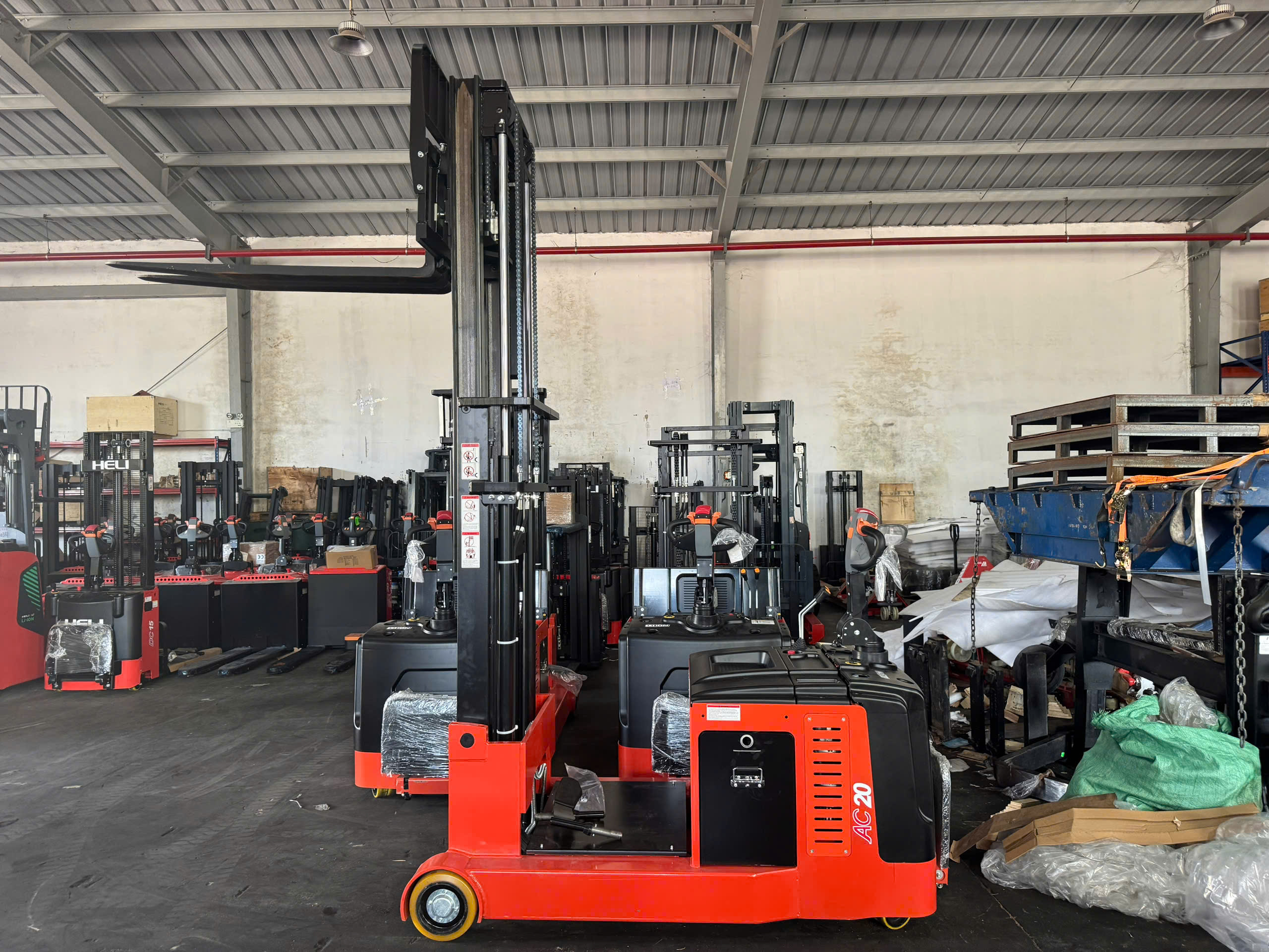 xe nâng điện bàn đứng