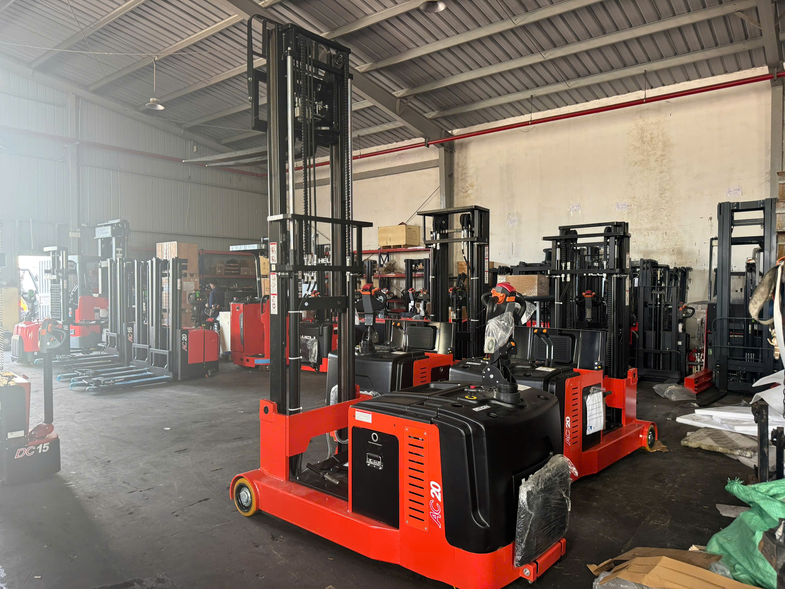 xe nâng điện bàn đứng