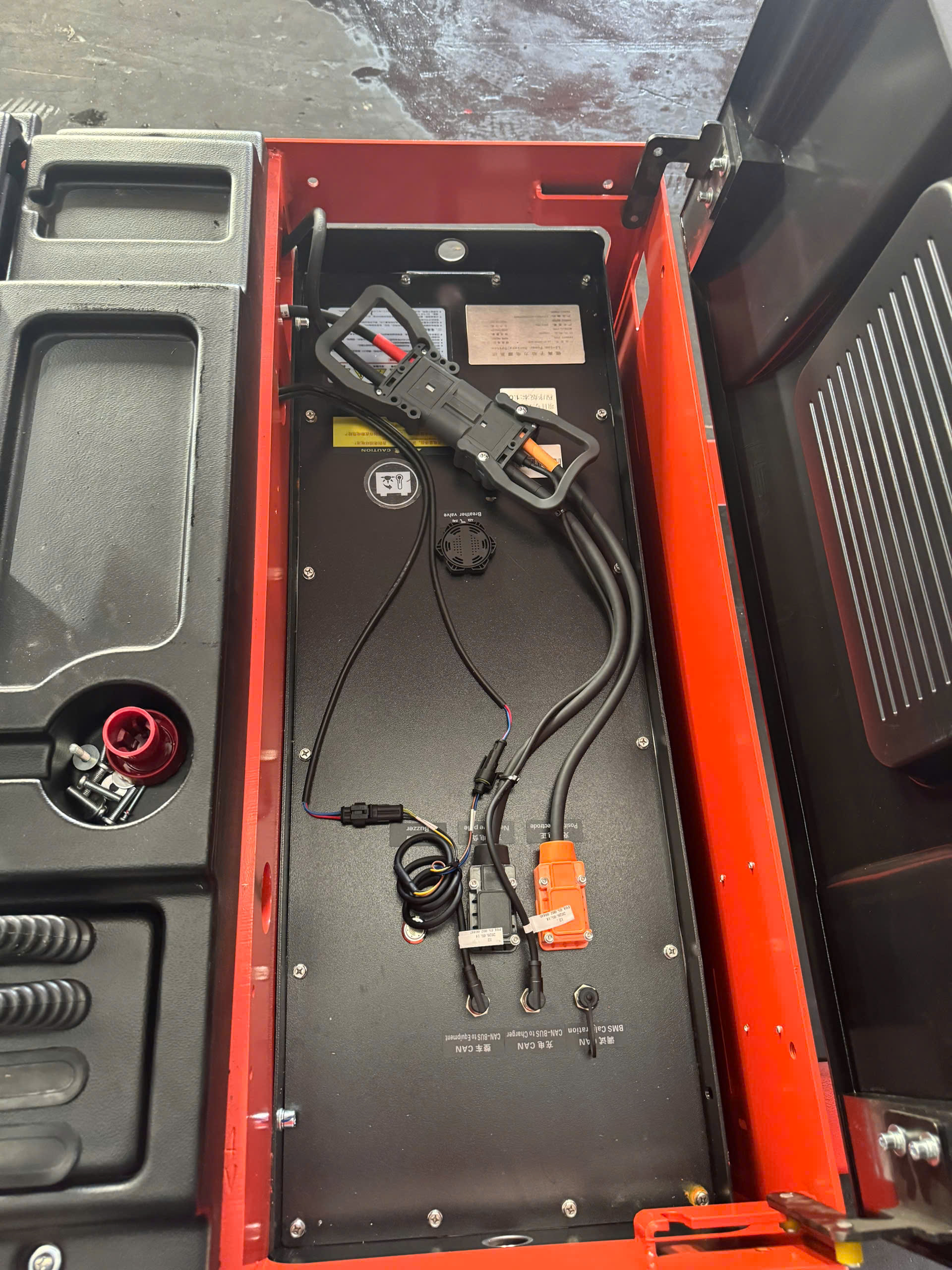 Xe nâng điện bàn đứng 2 tấn pin lithium mới 100%