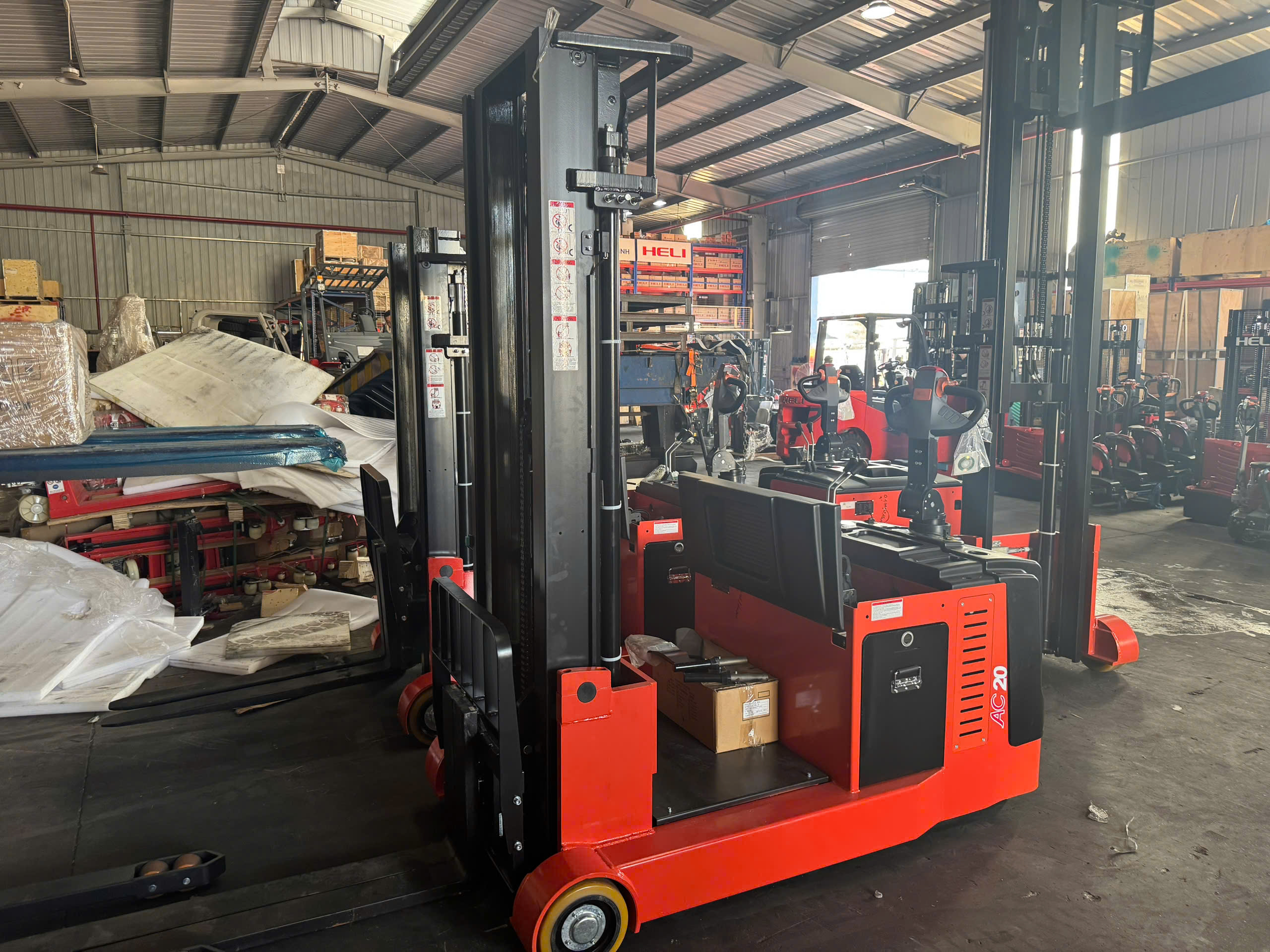 Xe nâng điện bàn đứng 2 tấn pin lithium mới 100%