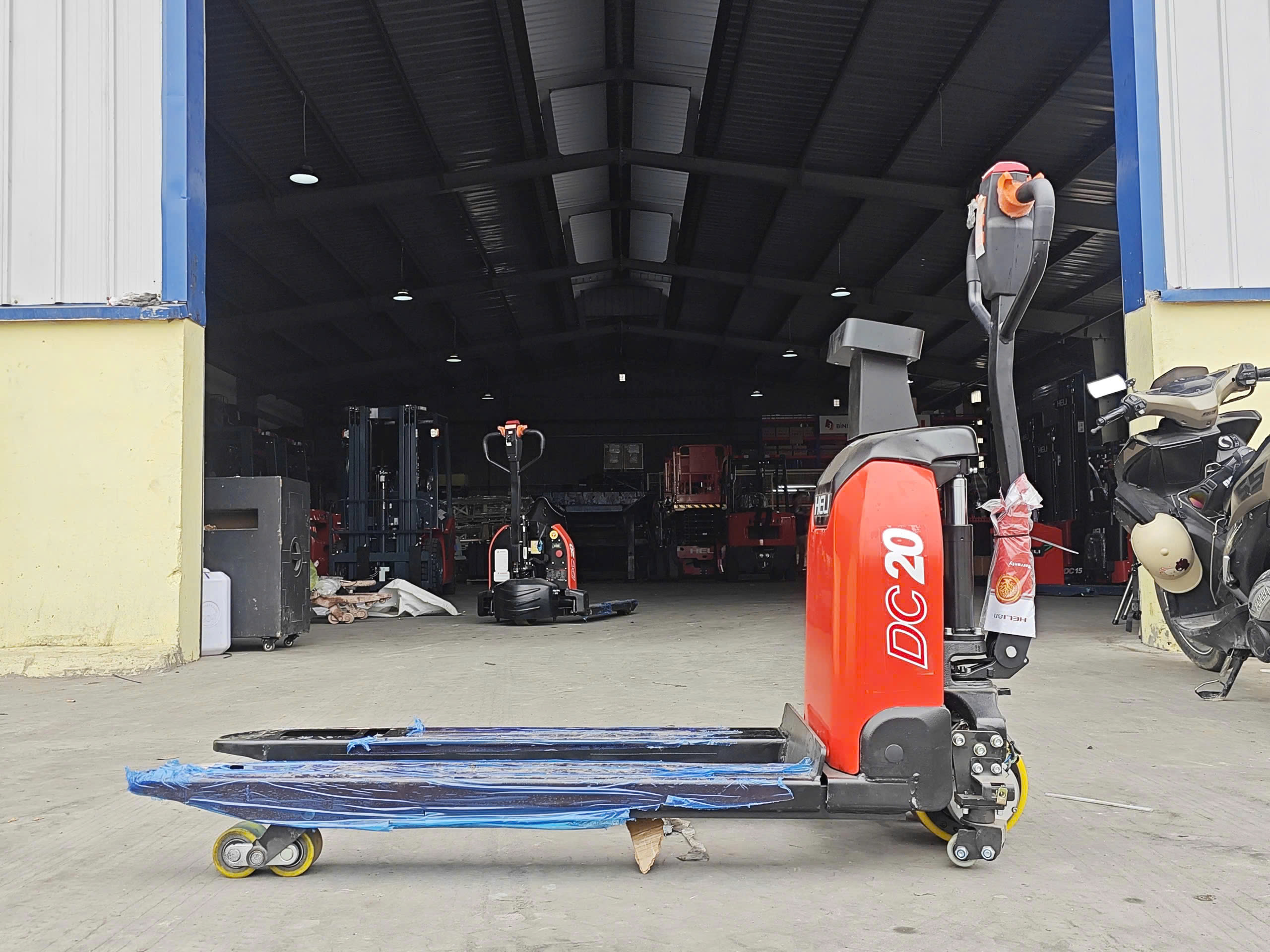 Xe nâng tay điện gắn cân