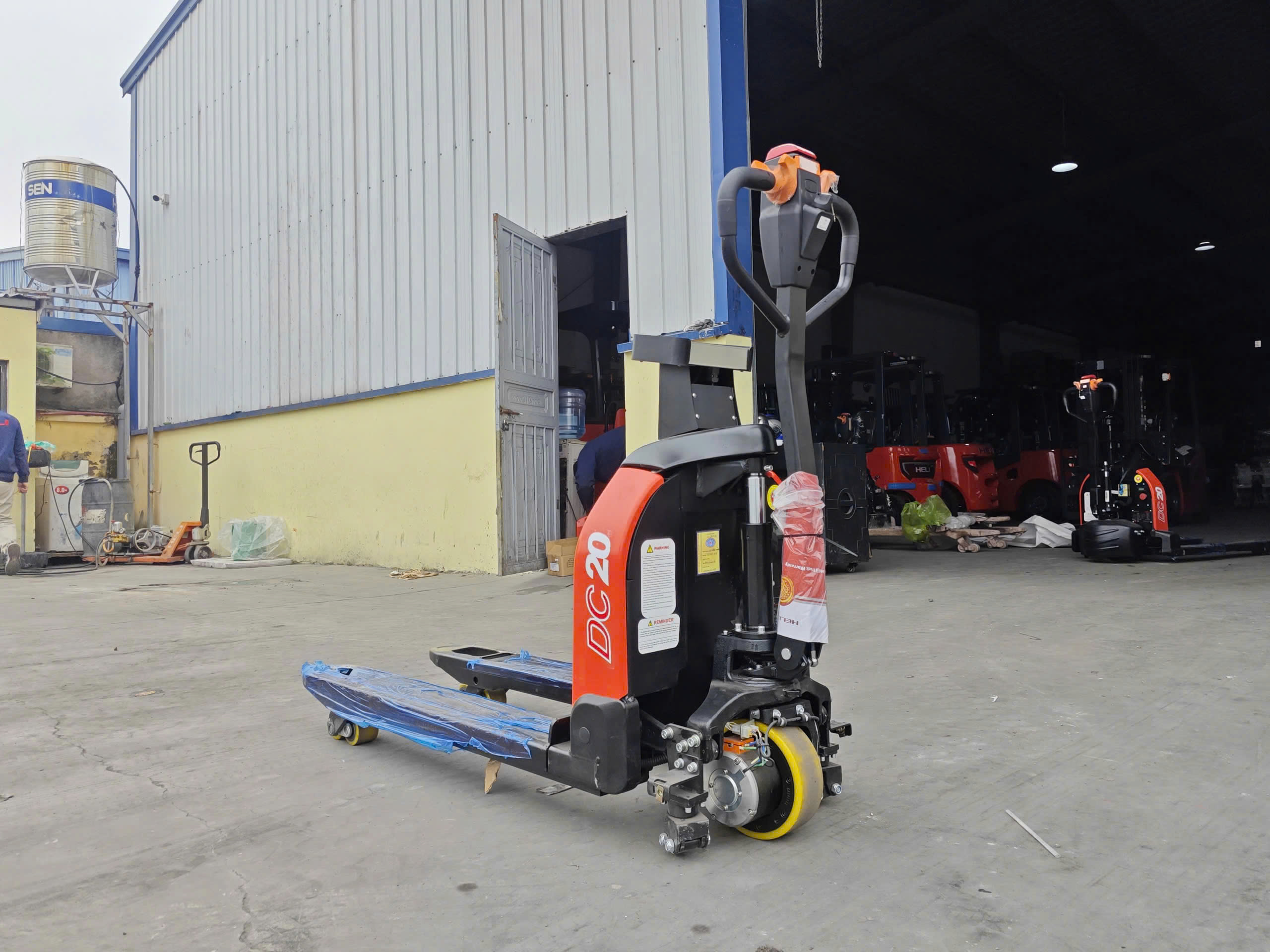 Xe Nâng Tay Điện Gắn Cân Điện Tử Pin Lithium Mới 100%