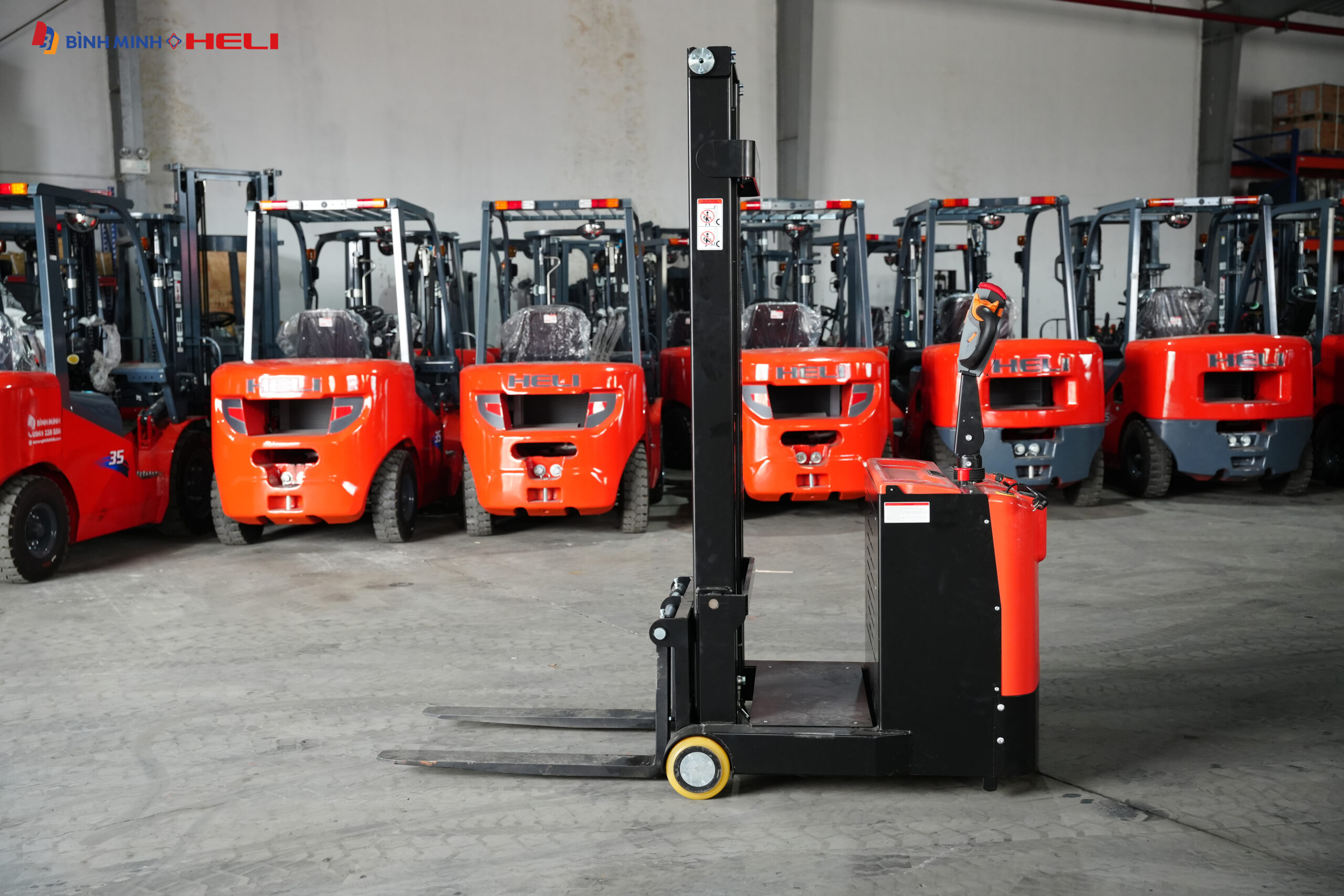 Xe nâng tay điện 700kg
