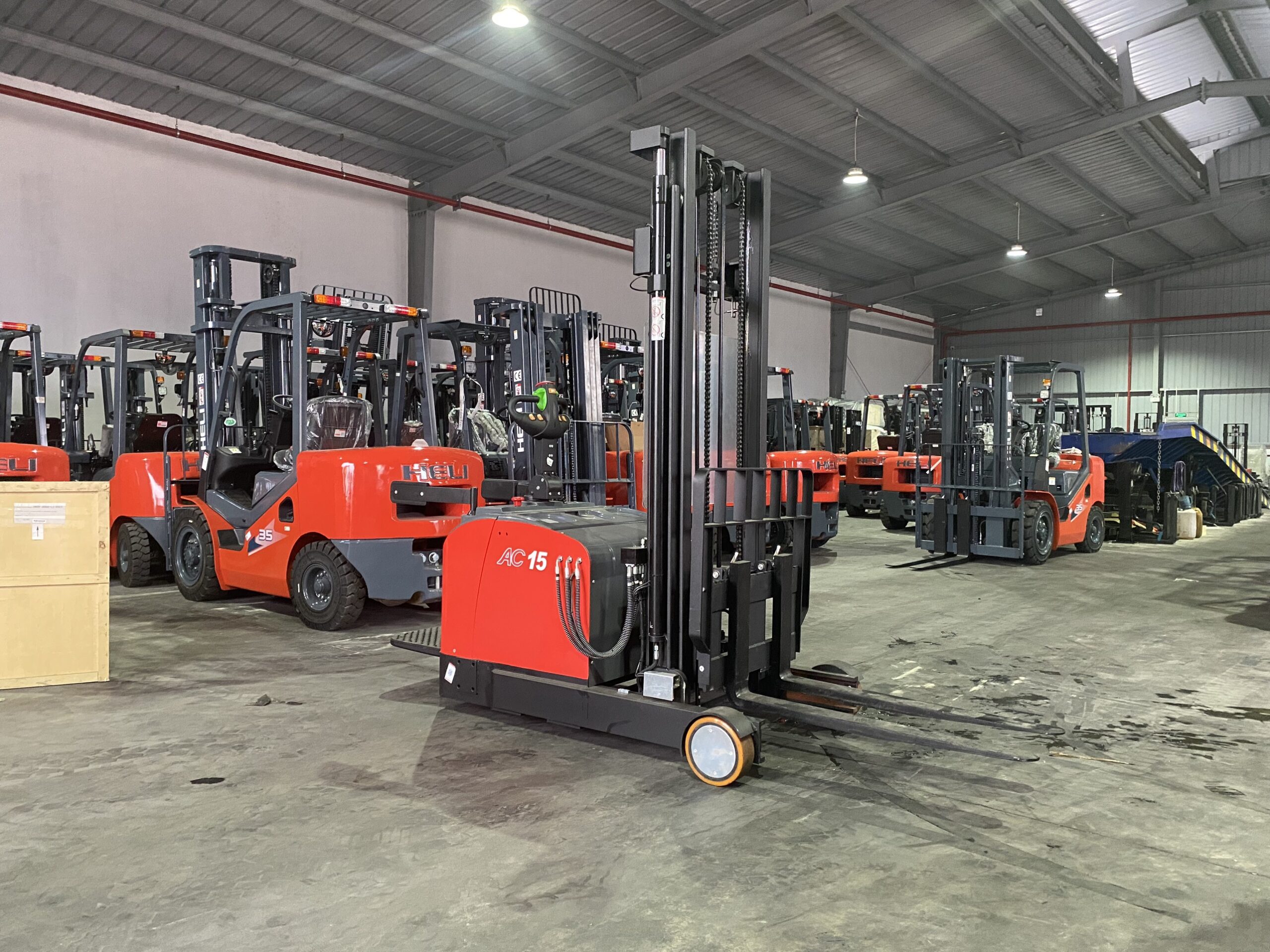 xe nâng điện nhà kho
