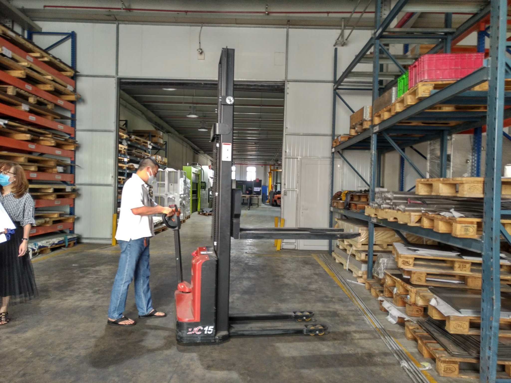 xe nâng điện nhà kho